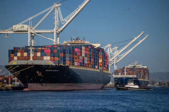 Một tàu chở hàng chứa đầy các container vận chuyển được nhìn thấy tại cảng Oakland, California, Mỹ ngày 4/8. Ảnh: Reuters.