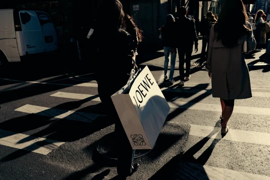 10% người có thu nhập cao nhất chiếm 49,7% tổng chi tiêu ở Mỹ. Ảnh: WSJ.