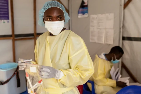 Một y tá xác minh các mẫu từ một đứa trẻ nghi mắc bệnh đậu mùa khỉ ở Cộng hòa Dân chủ Congo vào tháng 7 (Ảnh: Reuters)