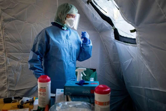 Bác sĩ chờ bệnh nhân COVID-19 trong một căn lều đặc biệt gần bệnh viện ở Lublin, Ba Lan (Ảnh: Reuters)