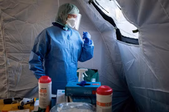 Bác sĩ chờ bệnh nhân COVID-19 trong một căn lều đặc biệt gần bệnh viện ở Lublin, Ba Lan (Ảnh: Reuters)