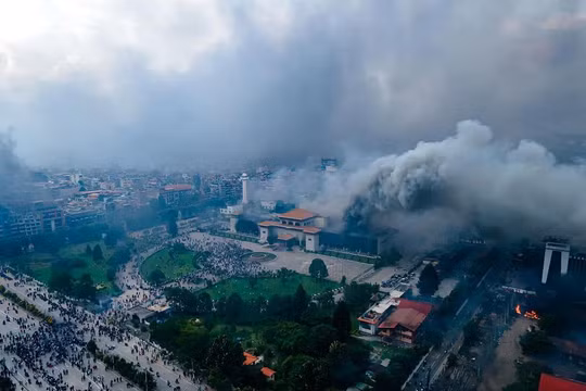 Một cảnh quay trên không cho thấy những người biểu tình đốt lửa khắp thủ đô Kathmandu, bao gồm cả tòa nhà Quốc hội, vào ngày 9/9. Ảnh: Getty.