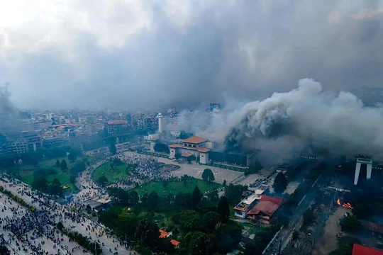 Một cảnh quay trên không cho thấy những người biểu tình đốt lửa khắp thủ đô Kathmandu, bao gồm cả tòa nhà Quốc hội, vào ngày 9/9. Ảnh: Getty.