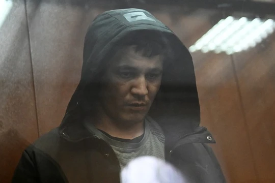 Nghi phạm Yakubjoni Yusufzoda trong phiên điều trần trước khi xét xử tại tòa án quận Basmanny, ở Moscow, Nga (Ảnh: Sputnik)