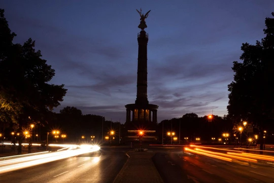 Đài Victoria Column ở Berlin, Đức không còn được thắt sáng lộng lẫy để tiết kiệm điện (Ảnh: Zuma Press)