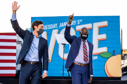 Hai ứng viên Jon Ossoff và Raphael Warnock giúp đảng Dân chủ giành quyền kiểm soát Thượng viện Mỹ (Ảnh: NYTimes)