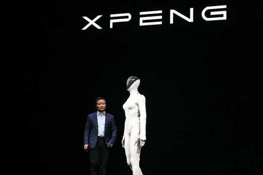 He Xiaopeng, đồng sáng lập kiêm chủ tịch của hãng sản xuất xe điện Trung Quốc Xpeng, ra mắt robot hình người Iron thế hệ tiếp theo của công ty. Ảnh: AFP.