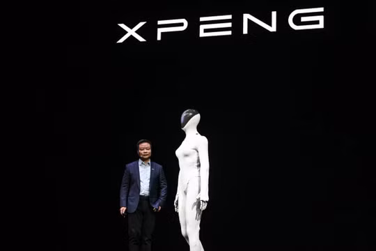 He Xiaopeng, đồng sáng lập kiêm chủ tịch của hãng sản xuất xe điện Trung Quốc Xpeng, ra mắt robot hình người Iron thế hệ tiếp theo của công ty. Ảnh: AFP.
