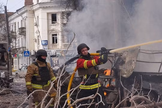 Lính cứu hỏa dập tắt một đám cháy sau cuộc tấn công bằng tên lửa của Nga vào Sumy, Ukraine vào ngày 13/4. Ảnh: Getty.