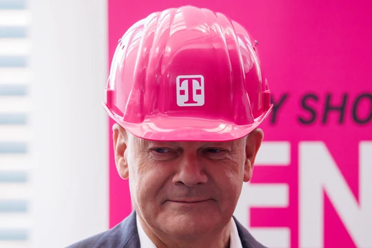 Thủ tướng Đức Olaf Scholz đội mũ bảo hiểm màu hồng trong sự kiện khởi động Ngày của các bé gái năm 2025 tại phủ Thủ tướng ngày 1/4. Ảnh: Getty.