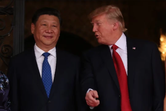 Tổng thống Mỹ Donald Trump trò chuyện với Chủ tịch Trung Quốc Tập Cận Bình khi ông Tập đến dùng bữa tối tại khu nghỉ dưỡng Mar-a-Lago của Trump ở West Palm Beach, Florida, Mỹ ngày 6/4//2017. Ảnh: Reuters.