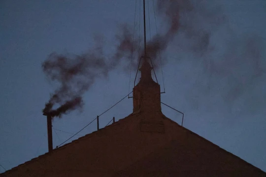 Khói đen bốc lên từ Nhà nguyện Sistine. Ảnh: The Independent.