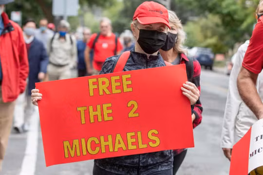 Những người tuần hành kêu gọi trả tự do cho 2 công dân Canada bị bắt giam tại Trung Quốc (Ảnh: AFP)