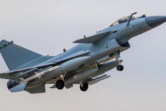 Chiến đấu cơ hạng nhẹ J-10C của Trung Quốc. Ảnh: MW.