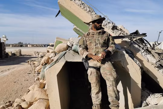 Trung si Ferguson đứng bên ngoài một boongke do Mỹ xây dựng, tương tự như boongke mà ông trú ẩn trong lúc hứng đòn không kích của Iran (Ảnh: CNN)