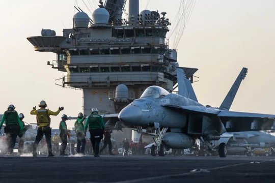 Bức ảnh được chụp ngày 1/4 của Hải quân Mỹ cho thấy một chiếc F/A-18E Super Hornet đang chuẩn bị cất cánh trên tàu USS Harry S. Truman. Ảnh: Hải quân Mỹ.