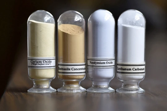 Các mẫu đất hiếm bao gồm Cerium oxide, Bastnasite, Neodymium oxide và Lanthanum carbonate. Ảnh: Reuters.
