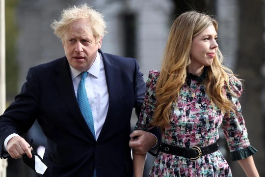 Johnson và Symonds đi bỏ phiếu hôm 6/5. Ảnh: Reuters.