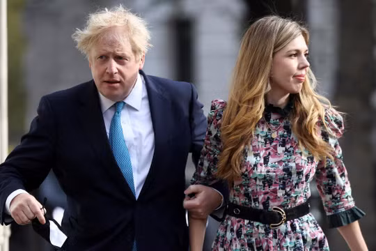 Johnson và Symonds đi bỏ phiếu hôm 6/5. Ảnh: Reuters.