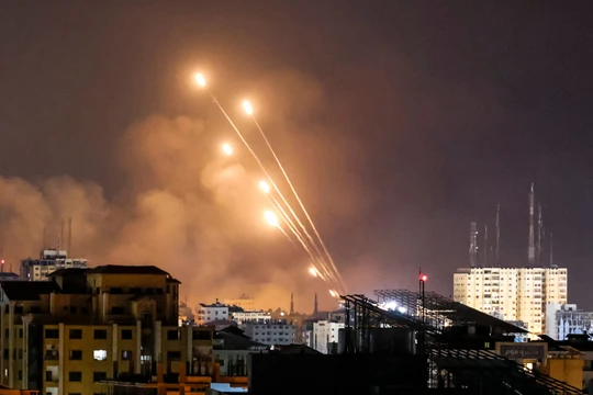 Một loạt tên lửa được nhóm Hamas ở Palestine bắn từ thành phố Gaza về phía Israel, vào ngày 8/10/2023 (Ảnh: CNBC)