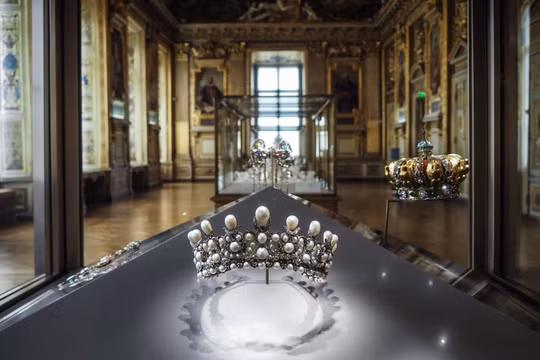 Vương miện ngọc trai của Hoàng hậu Eugénie được trưng bày tại phòng Galerie d'Apollon của bảo tàng Louvre, Paris, Pháp. Ảnh: WSJ.