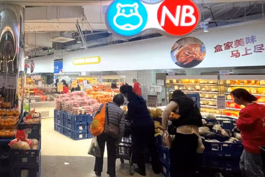 Người mua hàng xem qua các mặt hàng tại cửa hàng tạp hóa giảm giá Hema Outlet ở Thượng Hải (Ảnh: Nikkei)