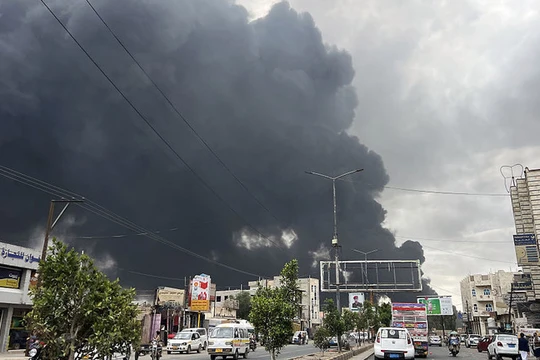 Khói bốc lên sau đòn không kích nhằm vào thủ đô Sanaa, Yemen ngày 6/5. Ảnh: Getty.