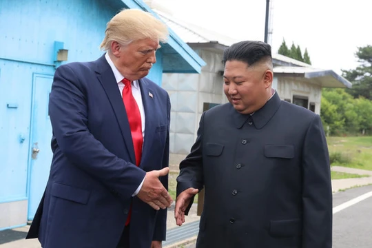 Tổng thống Mỹ Donald Trump và nhà lãnh đạo Triều Tiên Kim Jong-un gặp nhau ngày 30/6/2019. Ảnh: Getty.