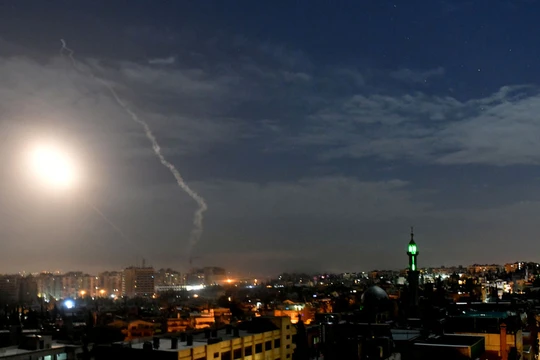Bầu trời Damascus rực sáng vì đòn tấn công bằng tên lửa nghi do Israel thực hiện (Ảnh: RT)