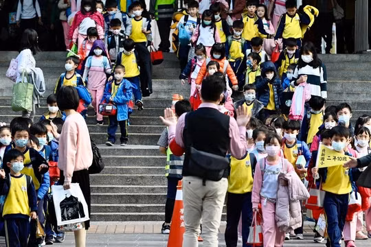 Nhiều quốc gia đóng cửa trường học như một biện pháp ngăn chặn sự lây lan của dịch COVID-19 (Ảnh AFP)