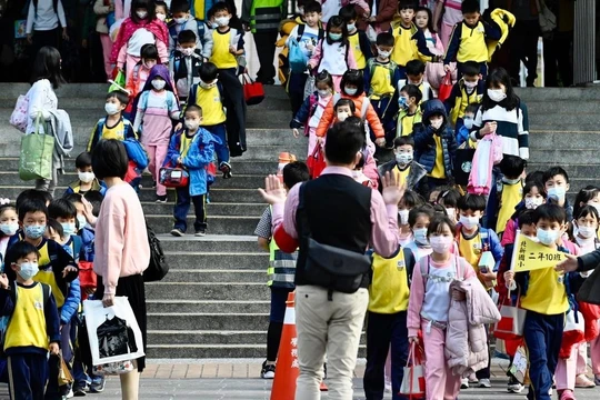 Nhiều quốc gia đóng cửa trường học như một biện pháp ngăn chặn sự lây lan của dịch COVID-19 (Ảnh AFP)