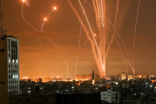 Hàng loạt rocket từ Dải Gaza phóng về phía lãnh thổ Israel (Ảnh: AFP)