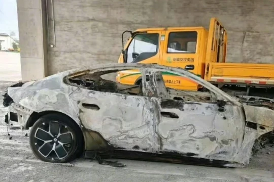 Một tài xế đã thiệt mạng khi chiếc xe Xiaomi của anh bốc cháy sau một vụ tai nạn tốc độ cao ở Thành Đô. Ảnh: Weibo.