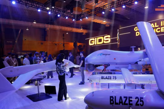 Khách tham quan kiểm tra máy bay chiến đấu không người lái (UCAV) Shahpar của Global Industrial & Defence Solutions (GIDS) tại Triển lãm và Hội thảo Quốc phòng Quốc tế (IDEAS 2024) tại Karachi, Pakistan ngày 21/11/2024. Ảnh: Reuters.