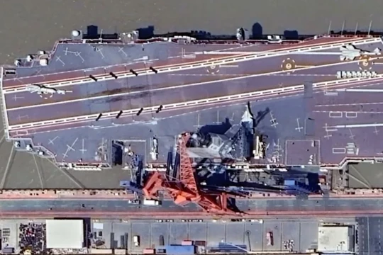 Những vết sơn mới được nhìn thấy trên sàn của tàu sân bay. Ảnh: Handout.