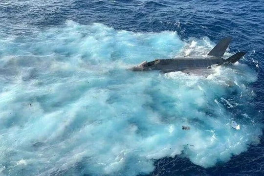 Hình ảnh được cho là khoảnh khắc cuối cùng của máy bay F-35 của Hải quân Mỹ trước khi rơi xuống Biển Đông hôm 24/1 (Ảnh: Newsweek).