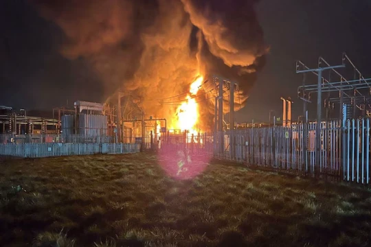 Đám cháy đã thiêu rụi nguồn điện và khiến Sân bay Heathrow phải đóng cửa. Ngọn lửa bùng phát tại Trạm biến áp điện North Hyde ở Hayes, Anh đêm 20/3. Ảnh: Reuters.