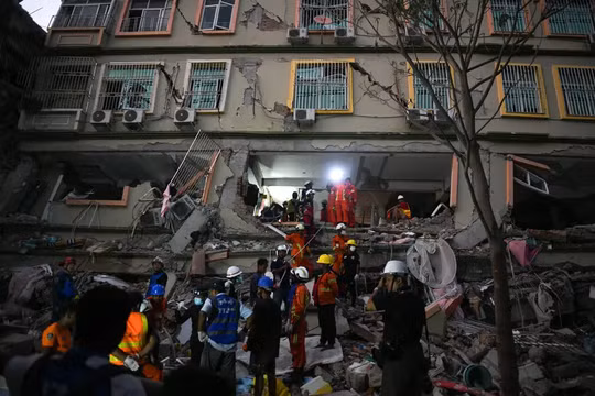 Các đội cứu hộ nỗ lực cứu những cư dân bị mắc kẹt dưới đống đổ nát của tòa nhà Sky Villa Condominium ở Mandalay, Myanmar trong hôm 31/3. Ảnh: AFP.