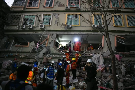 Các đội cứu hộ nỗ lực cứu những cư dân bị mắc kẹt dưới đống đổ nát của tòa nhà Sky Villa Condominium ở Mandalay, Myanmar trong hôm 31/3. Ảnh: AFP.