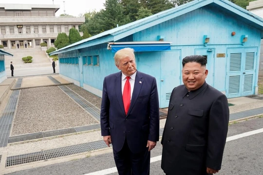 Tổng thống Trump và Chủ tịch Kim trong cuộc gặp tại khu phi quân sự (DMZ) hồi cuối tháng 6 năm ngoái (Ảnh: Reuters)