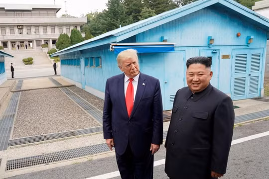 Tổng thống Trump và Chủ tịch Kim trong cuộc gặp tại khu phi quân sự (DMZ) hồi cuối tháng 6 năm ngoái (Ảnh: Reuters)