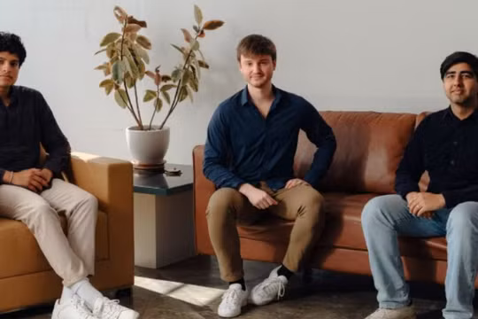 Brendan Foody (giữa), Adarsh ​​Hiremath (trái) và Surya Midha (phải) là những người sáng lập Mercor. Ảnh: Mercor.