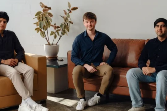 Brendan Foody (giữa), Adarsh ​​Hiremath (trái) và Surya Midha (phải) là những người sáng lập Mercor. Ảnh: Mercor.