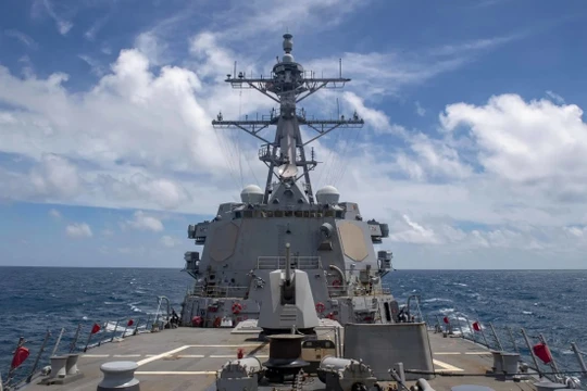 Tàu khu trục mang tên lửa dẫn đường USS Barry của Hạm đội Thái Bình Dương Mỹ đi qua eo biển Đài Loan hôm 14/10 (Ảnh: SCMP).