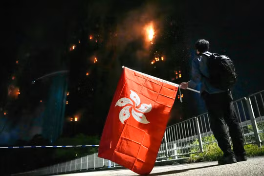 Tính đến chiều 27/1, đã có 55 người thiệt mạng vì vụ cháy ở Hong Kong, bao gồm một lính cứu hỏa. Ảnh: SCMP.