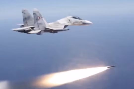 Chiến đấu cơ Su-30MK2 của Không quân Venezuela phóng tên lửa. Ảnh: MW.