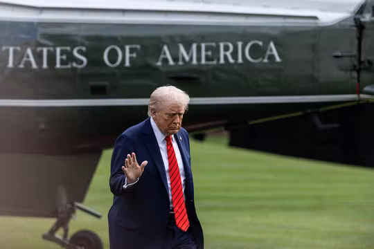 Tổng thống Mỹ Donald Trump trở lại Nhà Trắng sau chuyến thăm Trung tâm Y tế Quân đội Quốc gia Walter Reed vào ngày 10/10. Ảnh: Getty.