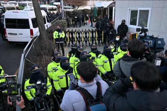 Cảnh sát đứng gác tại dinh thự của Tổng thống bị luận tội của Hàn Quốc Yoon Suk Yeol ở Seoul vào ngày 3/1. Ảnh: AFP.