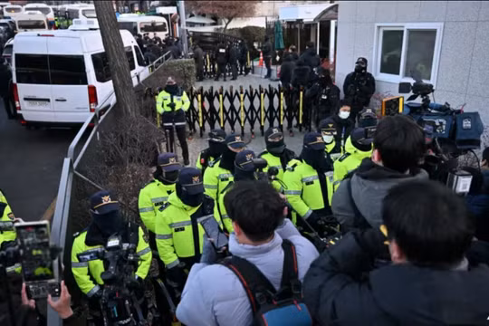 Cảnh sát đứng gác tại dinh thự của Tổng thống bị luận tội của Hàn Quốc Yoon Suk Yeol ở Seoul vào ngày 3/1. Ảnh: AFP.