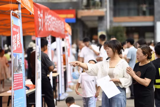 Người trẻ tìm việc tại một hội chợ việc làm ở Quý Châu, Trung Quốc (Ảnh: Getty)